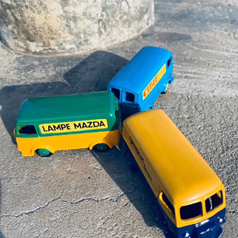1:64 Scale Dinkyของเล่นโลหะผสม - Party Games Bus บทวิจารณ์และราคา