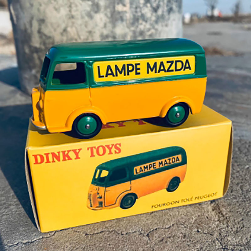 1:64 Scale Dinkyของเล่นโลหะผสม - Party Games Bus บทวิจารณ์และราคา